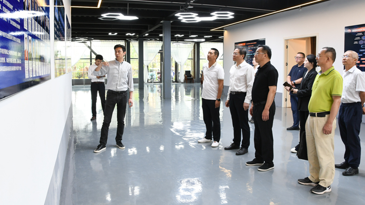 省政協(xié)副主席、省工商聯(lián)主席高峰調(diào)研聯(lián)誠科技集團